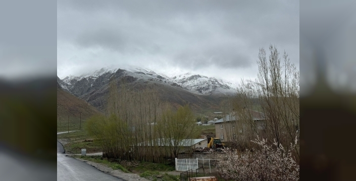Başkale'nin zirveleri beyaza büründü: Kar sürprizi