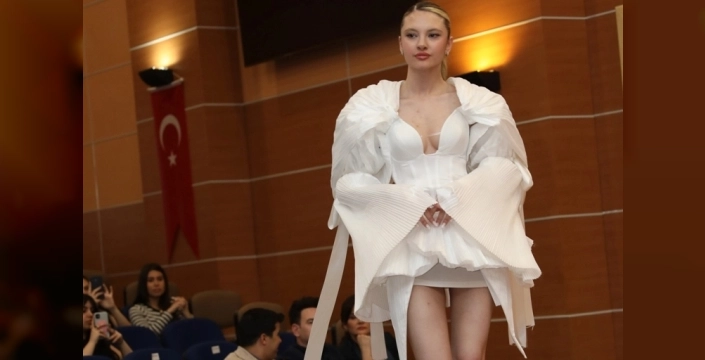 Başkent Üniversitesi'nde mezuniyet defilesi göz kamaştırdı