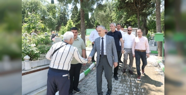 Bayram arifesinde mezarlık ziyaretleri: Çayırova Belediye Başkanı halkıyla dertleşti