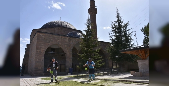 Bayram öncesi mezarlıklar pırıl pırıl: Kocasinan'dan titiz hazırlık