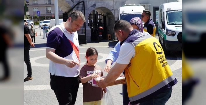 Bayramda Balıkesir sokaklarında humanizm rüzgarı