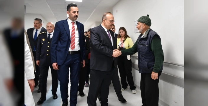 Bayramın ilk gününde hastanede duygusal anlar: Vali Canbolat hastalardan geçmiş olsun dileklerini iletti