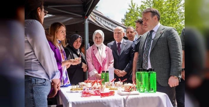 Bilecik'in tescilli lezzetleri Cumhuriyet Meydanı'nda adeta şölene dönüştü