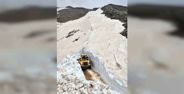 Bitlis'te karla mücadele çalışmaları mayıs ayında da sürüyor