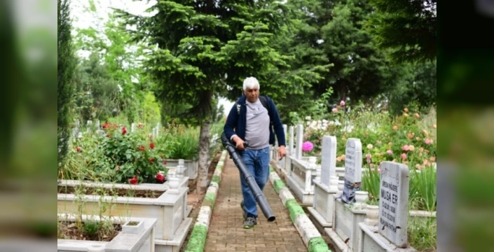 Çayırova'da mezarlıklar Kurban Bayramı'na hazırlanıyor