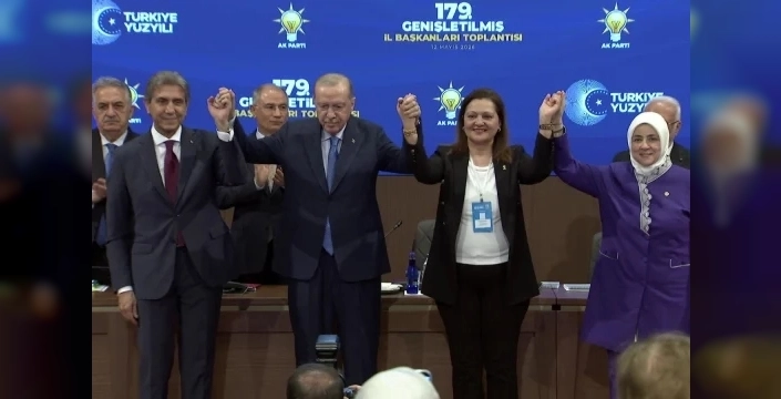 CHP'den AK Parti'ye şok transfer: Afyonkarahisar ve Dinar belediye başkanları rozetlerini Erdoğan'dan taktı!