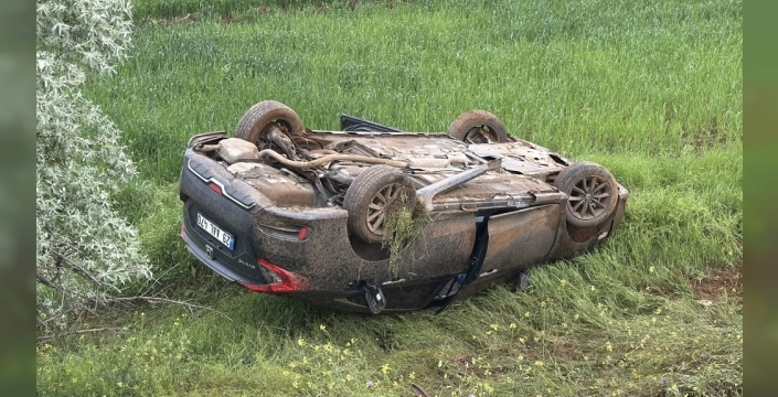 Erzincan'da devrilen otomobilde 4 kişi yaralandı