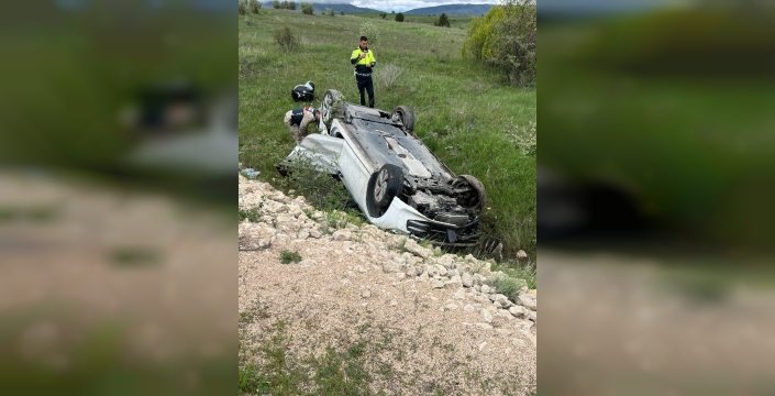 Erzincan'da otomobil takla attı: Bebek ve 2 kişi yaralandı