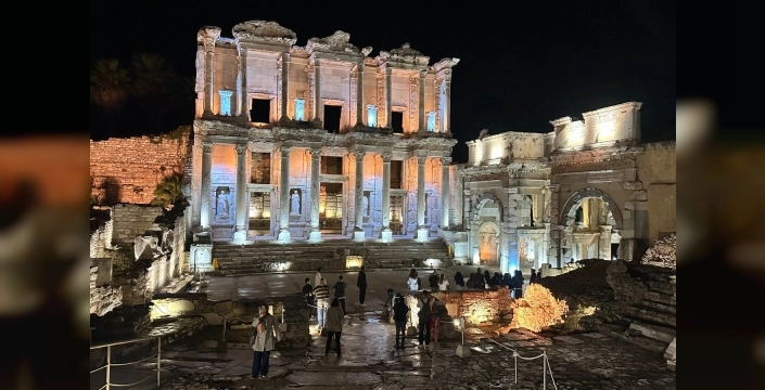 Gençler, Efes'te gece müzeciliği ile tarih yolculuğuna çıkıyor
