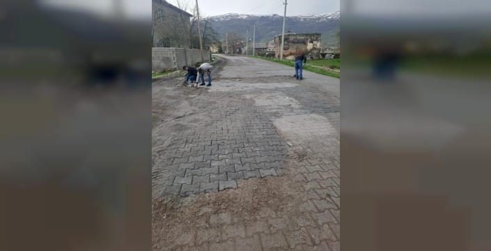 Güroymak Belediyesi, yollara konfor katıyor: Parke taşı döşeme çalışmaları devam ediyor