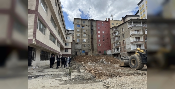 Hakkari'de 8 bina tahliye edildi, o dev çukur dolduruldu: Ne olacak bu binaların hali?
