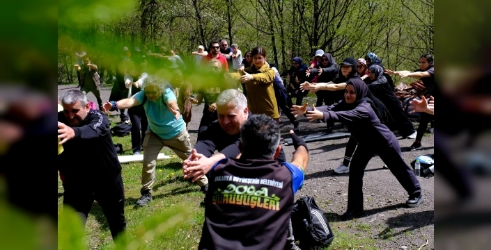 Hendek yaylalarında bir günde iki mevsim sürprizi: Bahar ve kar bir arada