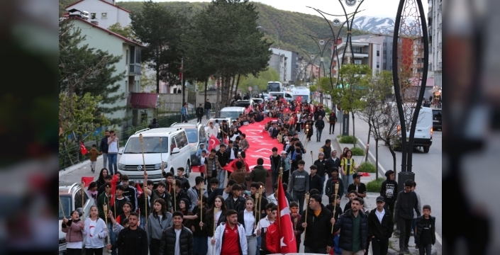 Hizan'da 40 metre uzunluğundaki Türk bayrağıyla coşkulu kortej yürüyüşü