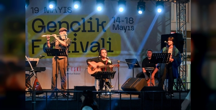 İzmir'de 19 Mayıs Gençlik Festivali coşkuyla başladı