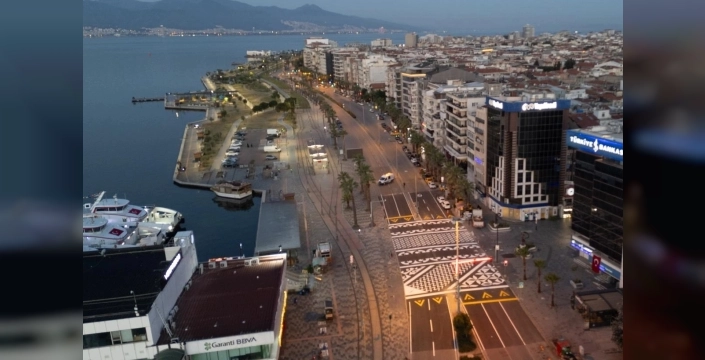 İzmir'in sokaklarına sanatsal dokunuş: Karşıyaka'da tarihi motifli yaya geçitleri