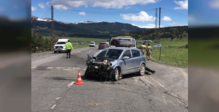 Kars'ta iki otomobil çarpıştı: 3 yaralı