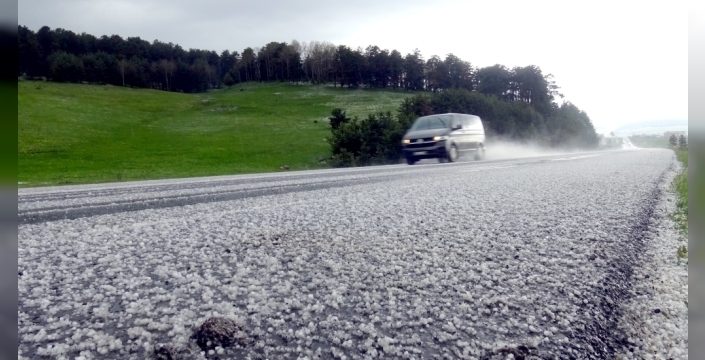 Kars'ta sağanak ve dolu yaşamı olumsuz etkiledi