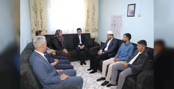 Keban Kaymakamı'ndan şehit ailesine duygu dolu bayram ziyareti