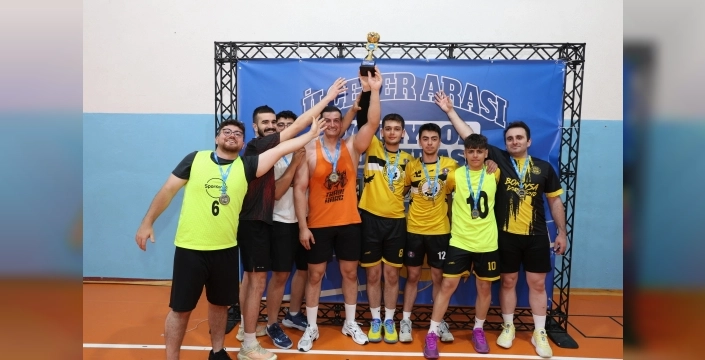 Konya'da voleybol coşkusu: 25 ilçeden 2 bin 460 sporcu sahada
