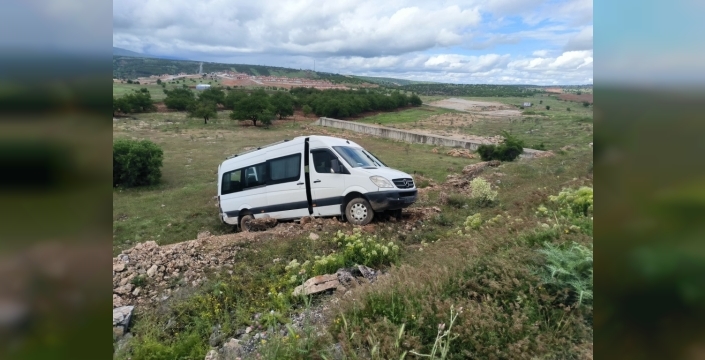 Malatya'da minibüs yoldan çıktı, 2 yaralı