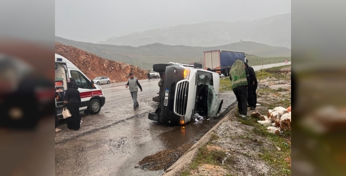Malatya'da yolculuk kabusa döndü: Minibüs devrildi, 12 yaralı
