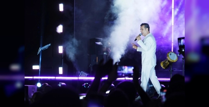 Manisa'da Ferhat Göçer ile müzik dolu bir gece yaşandı