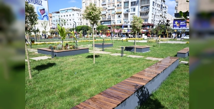 Mersin'de yeni yaşam alanı: Kırmızı Lacivert Kent Meydanı açıldı
