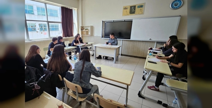 Mudanya'da liselilerin münazara heyecanı zirveye ulaştı