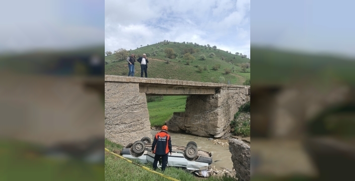 Muş'ta köprüden düşen otomobilde bir kişi hayatını kaybetti
