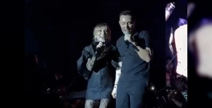 Mustafa Sandal, konserinde kraliçe Ziynet Sali'yi sahneye davet etti