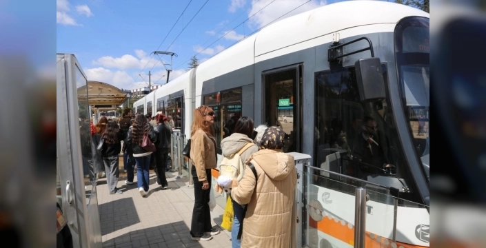 Öğrencilere müjde: Eskişehir'de 'Bas Geç' ile ulaşım artık çok ucuz!