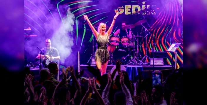 Ömür Gedik'ten Bodrum'da sürpriz dolu bayram konseri