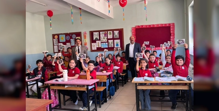 PTT müdüründen öğrencilere bayram sürprizi: Kartlar elden ele, sevinçler gönülden gönüle
