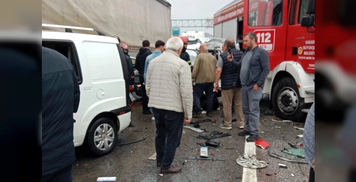 Sakarya'da itfaiye aracı, tır ve 3 araca çarptı: Maddi hasar oluştu