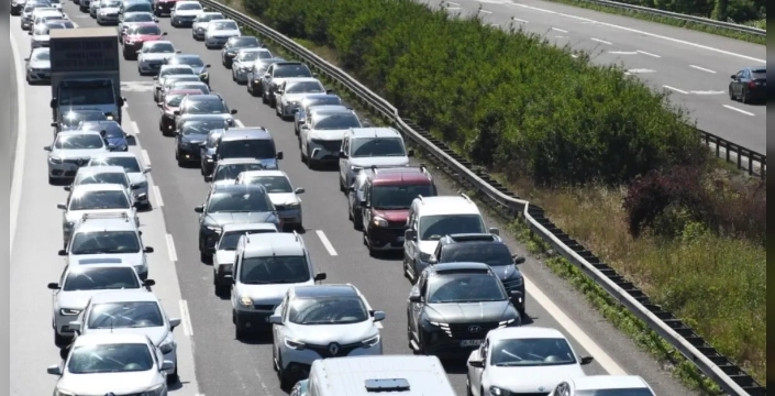 Tatil dönüşü çilesi: Bolu ve Düzce yollarında 'yılan' gibi trafik!