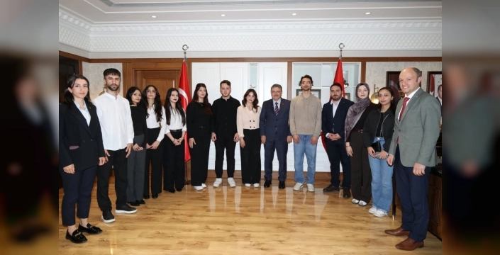 Trabzon'da hukuk öğrencilerine yargı simülasyonu ödülleri verildi