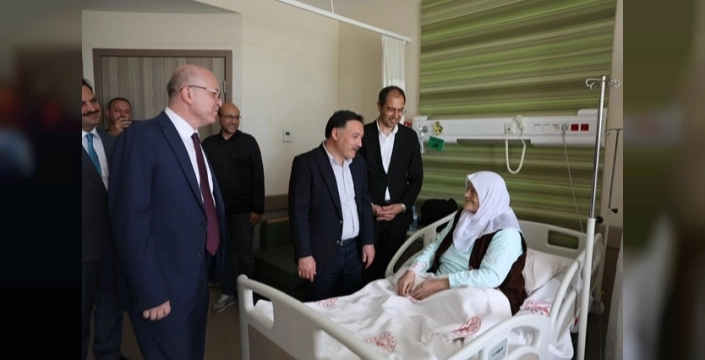 Vali Çiçek hastanede bayramlaştı, hastalara şifa diledi