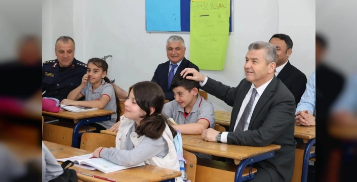 Vali Ergün, minik yüreklerle buluştu, eğitim yuvalarına çıkarma yaptı