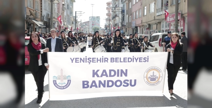 Yenişehir'de kadın bando takımı, bayram coşkusunu artırdı