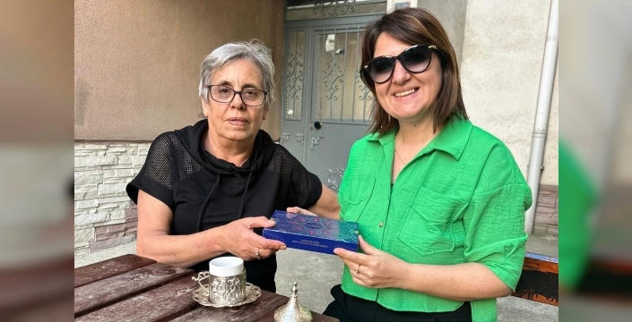 44 yıllık sağlık emektarına gençlerden vefa dolu ziyaret