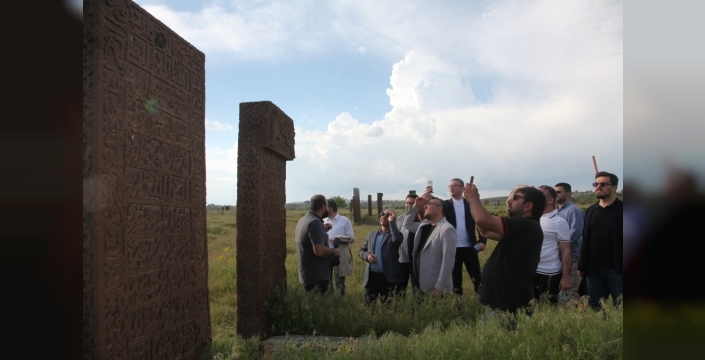 Ahlat'ta gazeteciler tarihi güzellikleri keşfetti