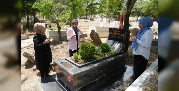 Ankara'da Abdurrahim Karakoç'un kabri yenilendi ve