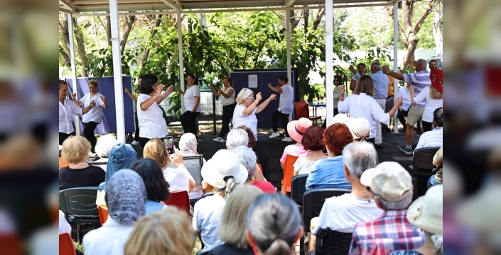 Antalya'da aktif yaşlılar sahne aldı ve yeteneklerini sergiledi