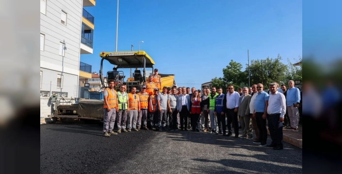 Antalya'nın Yeniköy mahallesi yollarına kavuşuyor: Asfalt serimi başladı