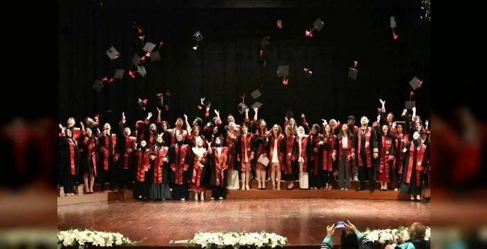 Artvin Çoruh Üniversitesi'nde mezuniyet coşkusu zi