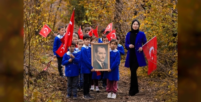 Atatürk sevgileriyle 'fenomen' olan minik öğrencilere sürpriz gezi