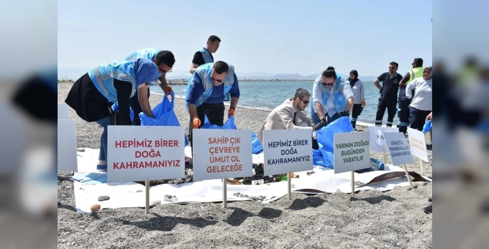 Balıkesir'de deniz çöpleri izleme programı ile kıyı temizliği yapıldı