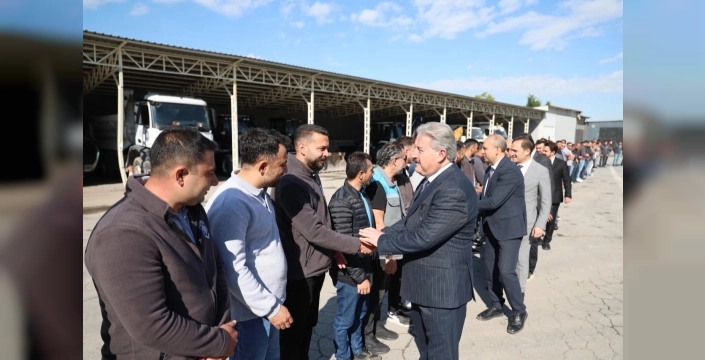 Başkan Palancıoğlu, bayram sonrası ilk mesaisinde personelle kucaklaştı
