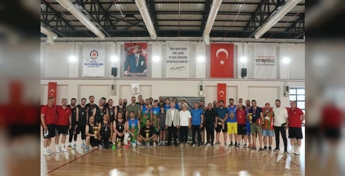 Basketbol tutkunları Denizli'de parkeleri salladı: