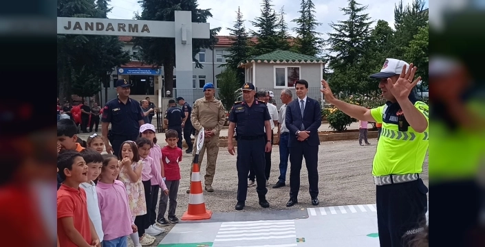 Bilecik Pazaryeri'nde jandarma, öğrencilerle buluş